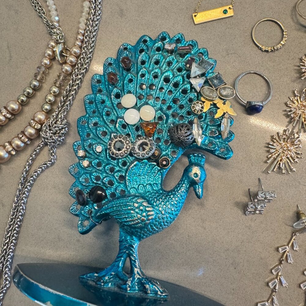 Assorted jewelry + peacock earring holder - Picture 2 of 11
